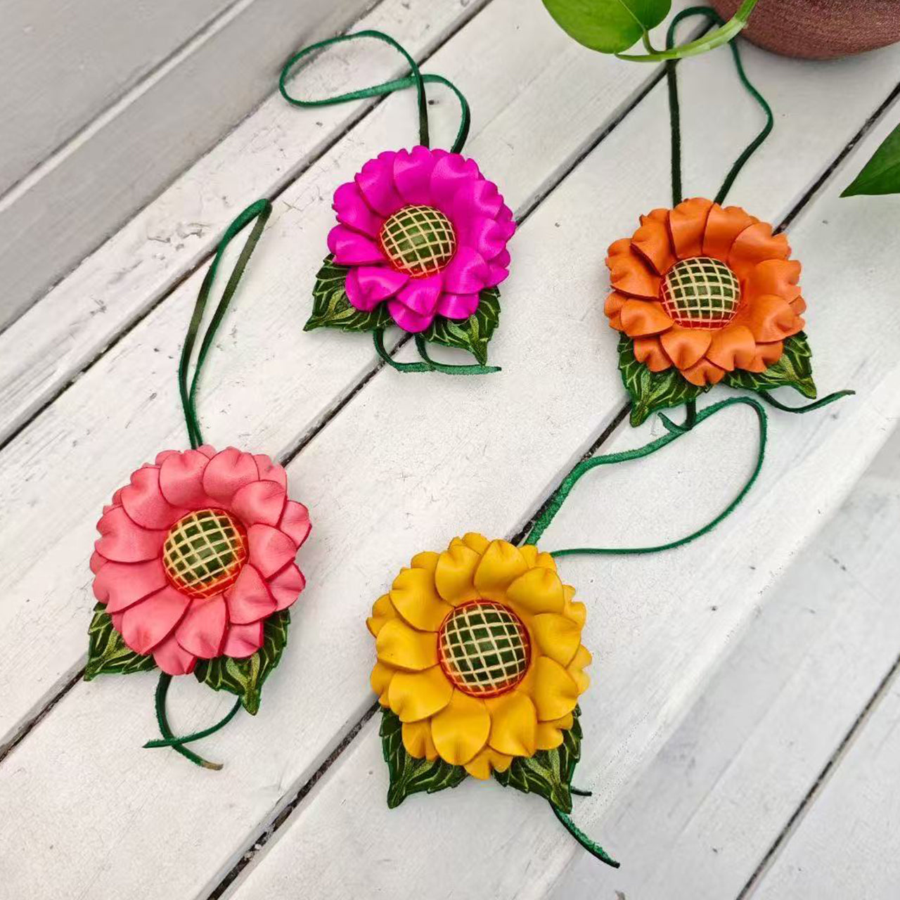 [PD0817] Vegetable tanned cowhide handmade sunflower bag charm PD817