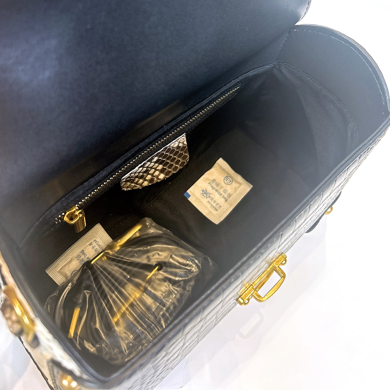 [PD1021] Women's Top-Handle Flap Bag in Full-Grain Cowhide & Snakeskin PD1021