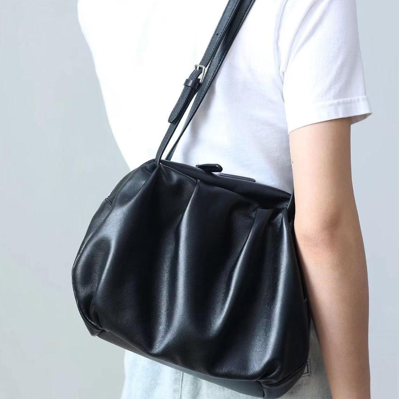 [PD1171] Sheep Leather Bowling Bag for Women – Large Capacity Shoulder Bag with Cloud Silhouette PD1171
