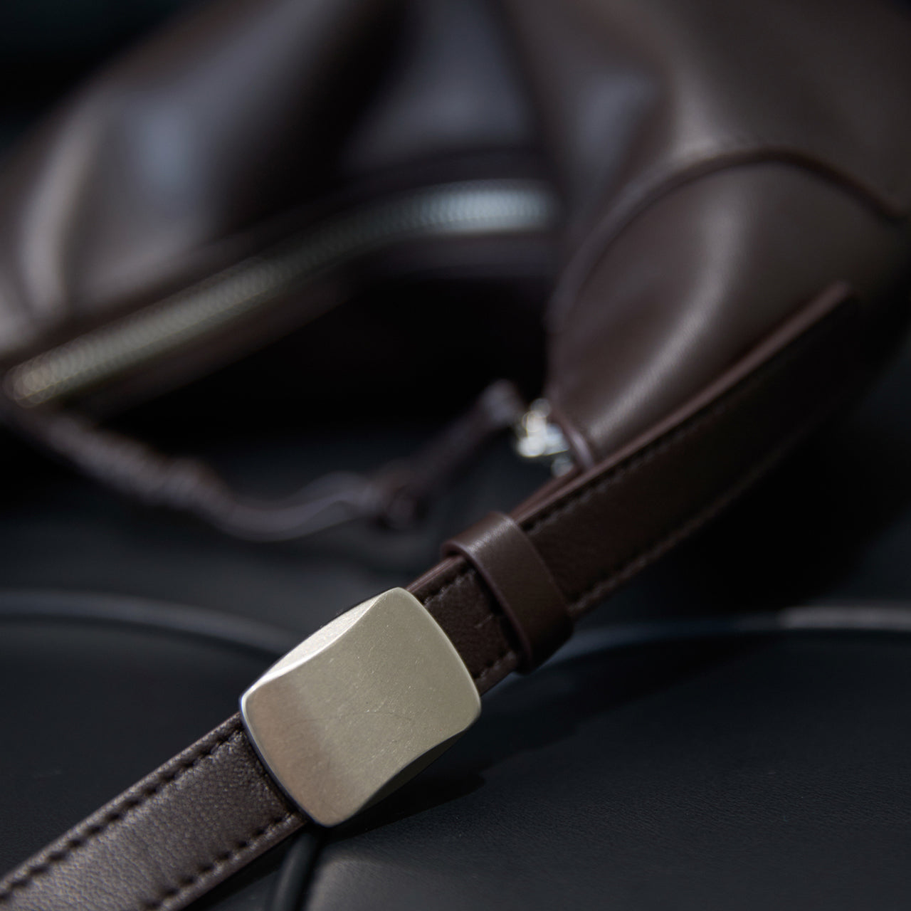 [PD1181] Women's Top-Grain Sheep Leather Crescent Shoulder & Crossbody Bag – Large Capacity, Lightweight PD1181