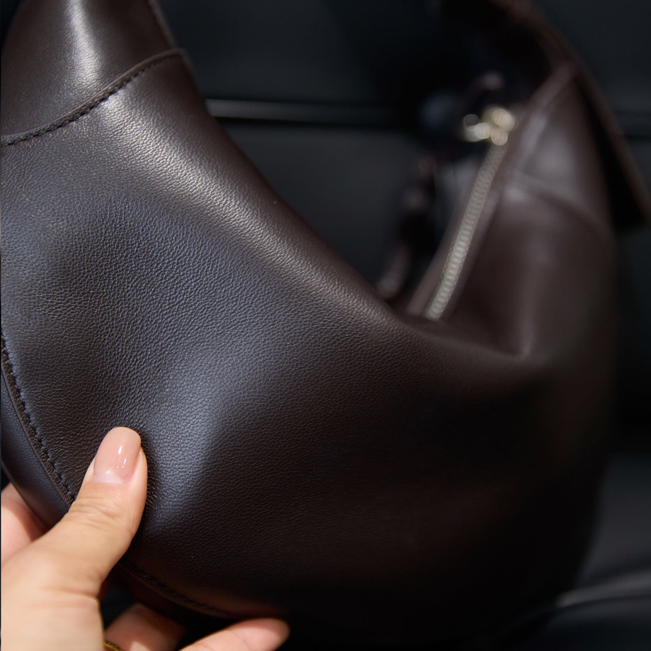[PD1181] Women's Top-Grain Sheep Leather Crescent Shoulder & Crossbody Bag – Large Capacity, Lightweight PD1181