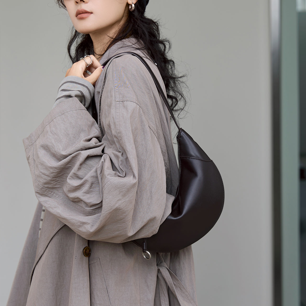 [PD1181] Women's Top-Grain Sheep Leather Crescent Shoulder & Crossbody Bag – Large Capacity, Lightweight PD1181
