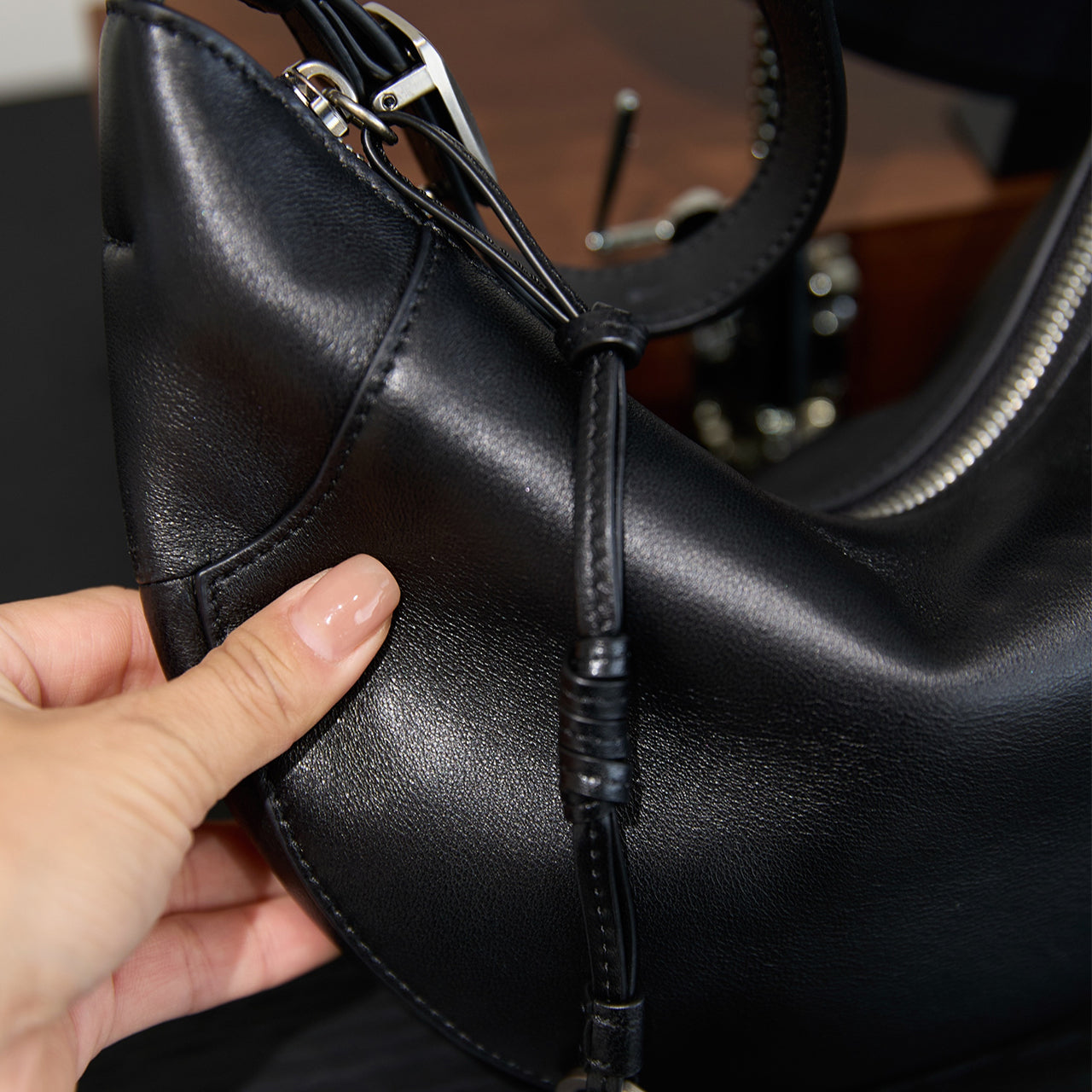 [PD1181] Women's Top-Grain Sheep Leather Crescent Shoulder & Crossbody Bag – Large Capacity, Lightweight PD1181