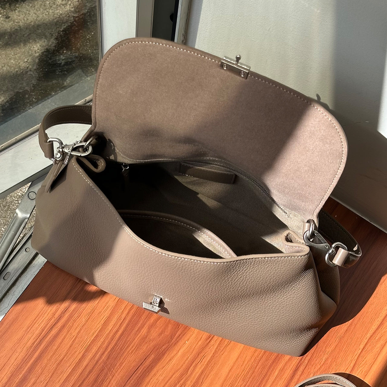 [PD1183] Deer-Embossed Top-Grain Cowhide Leather Flap Shoulder & Crossbody Bag, Large Capacity PD1183